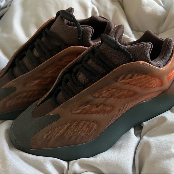 Adidas Yeezy 700 V3 Copper Fade - Picture 5 of 7